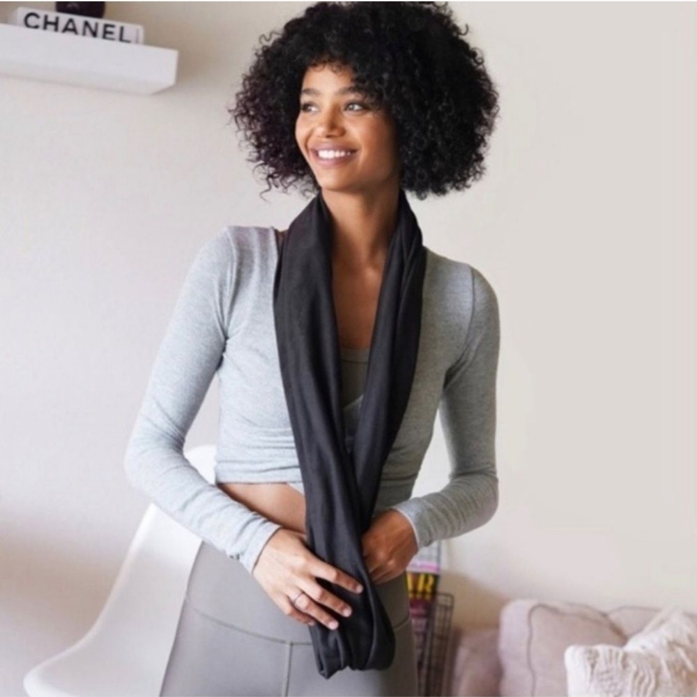 Beyond Yoga NWT Pocket Infinity Scarf Black Casual Athleisure